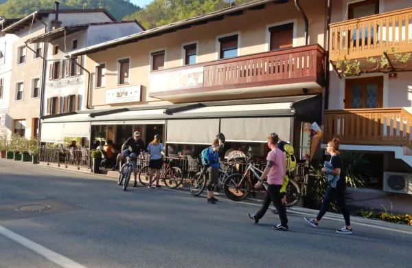 V Kobaridu (na fotografiji)  panike zaradi potresa ni bilo, na 
Bovškem so nekateri vsaj za krajši čas zapustili hiše. 