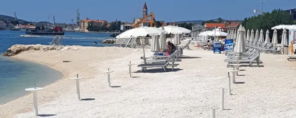 Mestna plaža v Trogiru  prvi dan dopusta. Naslednje dni se je 
število kopalcev povečevalo.