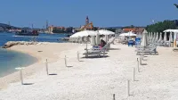 Mestna plaža v Trogiru  prvi dan dopusta. Naslednje dni se je 
število kopalcev povečevalo.