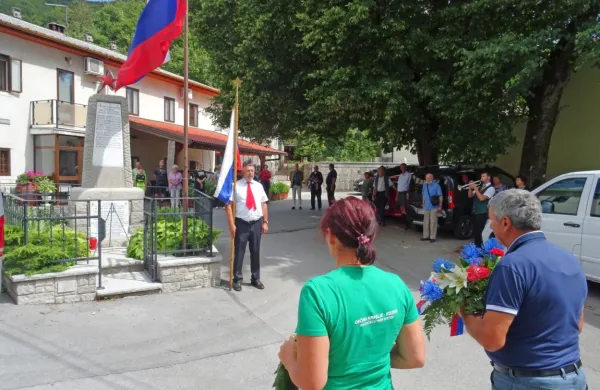  Vence so najprej položili pri spomeniku v Rodiku (na fotografiji), 
nato še na Artvižah. 