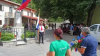  Vence so najprej položili pri spomeniku v Rodiku (na fotografiji), 
nato še na Artvižah. 