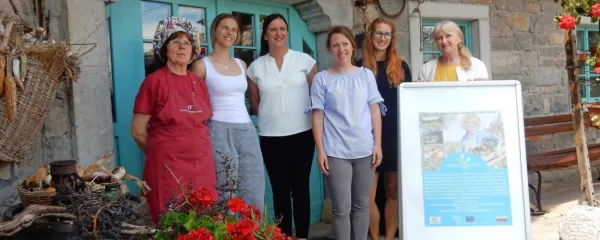 Članice projektne skupine in Zlata Benčič (skrajno levo) na 
predstavitvi projekta na Filipčjem brdu. 