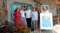 Članice projektne skupine in Zlata Benčič (skrajno levo) na 
predstavitvi projekta na Filipčjem brdu. 