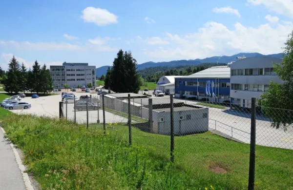 Kolektiv Lindaba v Godoviču je  na predčasnem kolektivnem 
dopustu. Kakšna usoda čaka kolektiv in obsežen proizvodni 
kompleks z razvojnim centrom, pa  po skopo napovedani ukinitvi 
proizvodnje ostaja neznanka. 