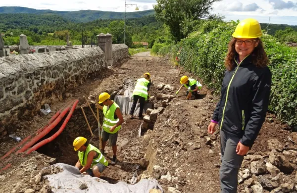  Tamara Leskovar (desno) je pojasnila, da so razkrili ostanke  
rimske stavbe, našli pa tudi novce, zapestnico, koščene igle in še 
nekaj drugega nakita ter keramiko.  