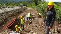  Tamara Leskovar (desno) je pojasnila, da so razkrili ostanke  
rimske stavbe, našli pa tudi novce, zapestnico, koščene igle in še 
nekaj drugega nakita ter keramiko.  