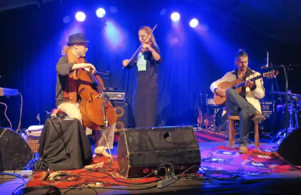 Francosko-slovaško-slovenska strunska naveza Wild Strings trio 
se je na Keltiki podala  v svojsko glasbeno deželo Benjistan, kot so 
poimenovali svojo drugo zgoščenko. 