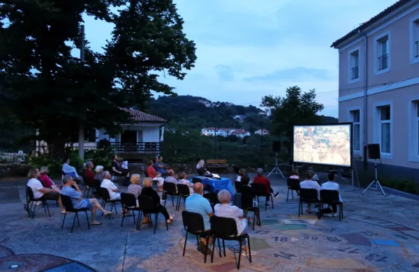 Ivanišinov doma in po svetu nagrajeni dokumentarec Playing Men je smeh, začudenje in aplavz žel pred Hišo kulture v Sv. Antonu. 