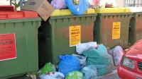 Ločevanje odpadkov je ponekod slabo, oddaja malomarna. So pa 
marsikje  ekološki otoki neurejeni tudi zaradi  frekvence odvoza. 