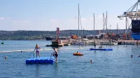 Medtem ko sta na kopališču v Kopru  oba splava opremljena s stopnicami, pa ... 