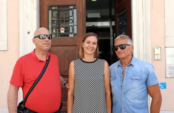 Ina Sulič ob Safetu Baltiču (levo) in Dragu Šajnu. 