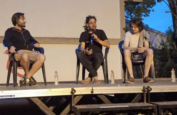 Z režiserjem Sinišo Gačićem (v sredini) in montažerjem Andrejem 
Nagodetom (desno) se je pred projekcijo filma  pogovarjal Erik 
Toth (levo) iz Centra za kulturo, šport in prireditve Izola. 
