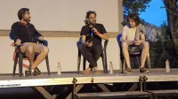 Z režiserjem Sinišo Gačićem (v sredini) in montažerjem Andrejem 
Nagodetom (desno) se je pred projekcijo filma  pogovarjal Erik 
Toth (levo) iz Centra za kulturo, šport in prireditve Izola. 
