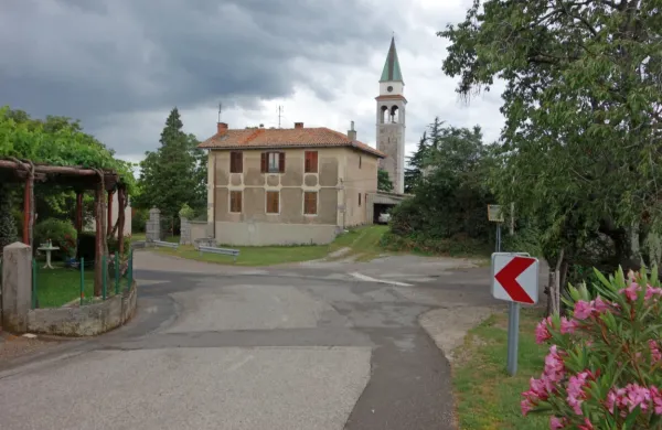  Občina bo  preučila, ali je po vaseh smiselno urediti  kanalizacijo in 
čistilne naprave. Glavni pomislek so potencialno visoke cene. 