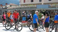 Hotel Dvorec je v preteklosti gostil zlasti kolesarje in pohodnike iz 
tujine, zdajšnji gostje Slovenci si radi ogledujejo naravne zanimivosti  in ostaline soške fronte na Poti miru.  