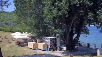 Tisti, ki izvaja  gostinsko ponudbo pod Belvederjem,  zagotavlja 
tudi red in čistočo ...  