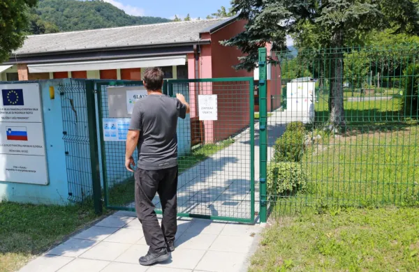 Po odkritju okužbe mora v karanteno več kot 20 zaposlenih in 
otrok. Vrtec je odprt, a veliko staršev včeraj  otrok ni pripeljalo. 