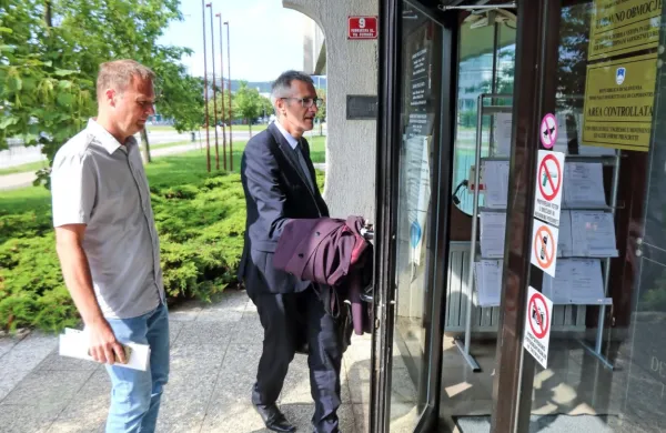  Aljoša Kompare (levo) z odvetnikom  Francem Rojkom  