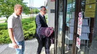  Aljoša Kompare (levo) z odvetnikom  Francem Rojkom  