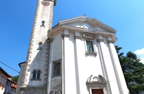 Verniki morajo ob obisku nedeljskih in prazničnih maš ob vstopu 
v cerkev v nabiralnik ali škatlo oddati listek s svojo telefonsko 
številko. Če bi se izkazalo, da je bila pri nekem obredu  oseba, 
okužena z novim koronavirusom, bi duhovnik kuverto predal 
NIJZ. 