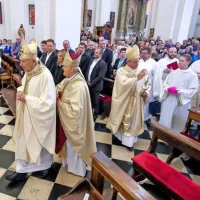  Fotografija iz koprske stolnice je stara tri leta. Niti praznovanja niti 
običajne nedeljske in delavniške maše zaradi pandemije covida-19 
ne potekajo več brezskrbno. V cerkvah je obvezno spoštovanje 
varnostne razdalje in nošenje obraznih mask.  