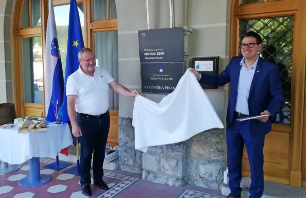 Poslancu Andreju Černigoju (desno) je pri nameščanju table o  
poslanski pisarni v prostorih občine pomagal župan Emil Rojc.  