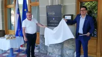Poslancu Andreju Černigoju (desno) je pri nameščanju table o  
poslanski pisarni v prostorih občine pomagal župan Emil Rojc.  