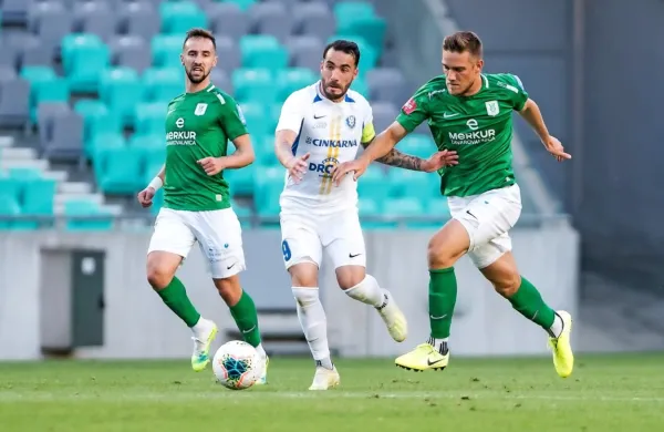 Mitja Lotrič (v sredini), z 18 zadetki prvi strelec Celja,  bo ob Dariu 
Vizingerju  največja nevarnost za ljubljanski gol.