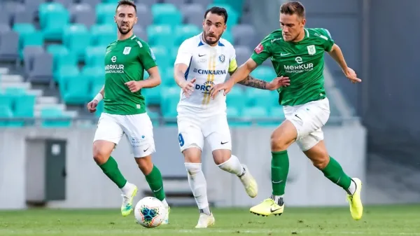 Mitja Lotrič (v sredini), z 18 zadetki prvi strelec Celja,  bo ob Dariu 
Vizingerju  največja nevarnost za ljubljanski gol.
