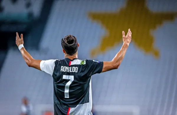 Cristiano Ronaldo je postal prvi nogometaš, ki je zabil vsaj 50 
zadetkov v španski la ligi (311), angleški premier league (84) in  
italijanski serie A (51). 