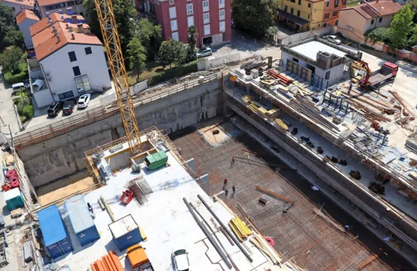 Gradbena dela na garažni hiši bodo sklenili v dobrem mesecu dni, 
nakar bo sledila izvedba elektro in strojnih instalacij ter notranja 
ureditev.