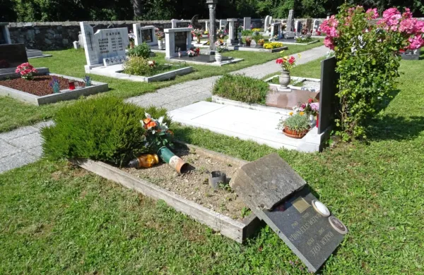 Na pokopališču pri Vrhpoljah je v torek nekdo prevrnil štiri 
nagrobnike. 