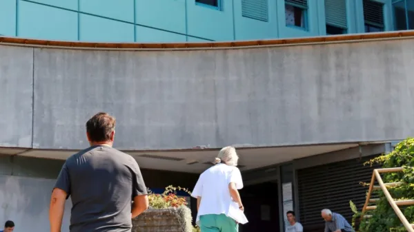Bolnišnica v Šempetru je v torek sprejela sedem s sars-cov2 
virusom okuženih stanovalcev doma upokojencev iz Hrastnika, 
včeraj pa še dva.