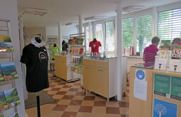  V lani odprtem centru za obiskovalce so dobro založeni in imajo 
odlične spominke, le obiskovalcev in kupcev je malo.