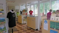  V lani odprtem centru za obiskovalce so dobro založeni in imajo 
odlične spominke, le obiskovalcev in kupcev je malo.