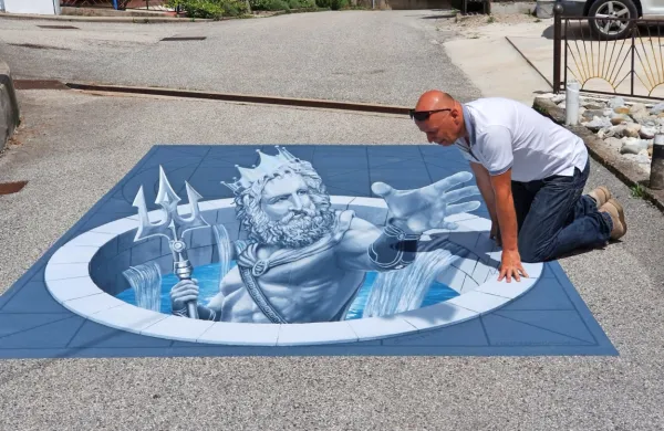 Grafit Neptuna s trizobom, ki ustvarja vtis, da se dviguje iz 
vodnjaka, je naredil oblikovalec Andrej Berlot. 