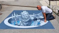 Grafit Neptuna s trizobom, ki ustvarja vtis, da se dviguje iz 
vodnjaka, je naredil oblikovalec Andrej Berlot. 