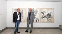 Na otvoritvi, ki je bila javnosti dostopna samo prek spleta, je delo 
Tilna Žbone (levo) predstavil gostitelj Dejan Mehmedovič.