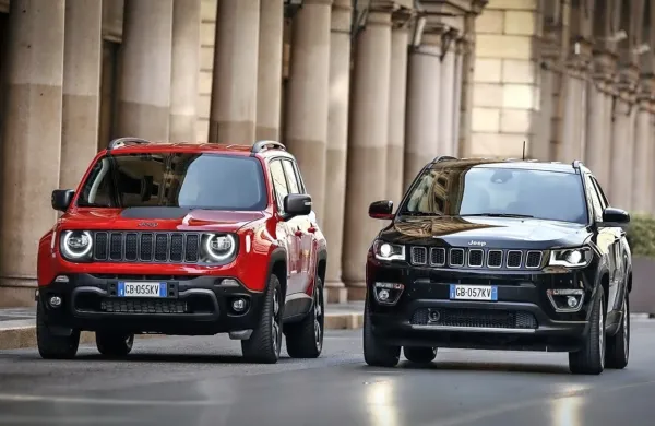 Renegade in compass sta dobila dodatno polnilno baterijo in 
elektromotor, kot taka pa se v Slovenijo pripeljeta proti koncu leta. 
A že od danes dalje zanju zbirajo naročila.