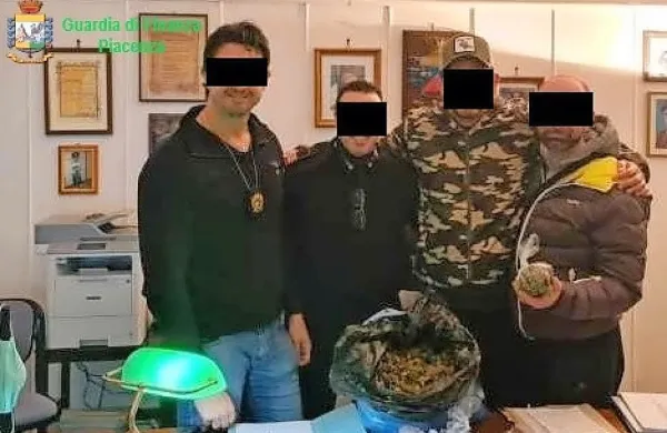 Posle z zaseženo drogo, ki so jo predajali razpečevalcem, so tudi 
ovekovečili.