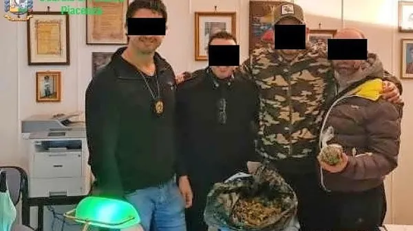 Posle z zaseženo drogo, ki so jo predajali razpečevalcem, so tudi 
ovekovečili.