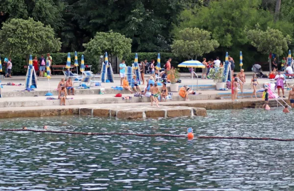 Kopališče Delfin ima nov  skalomet (v ospredju fotografije). Uredili 
so ga iz lokalnega kamna, peščenjaka, na katerem se nabira manj 
alg.    