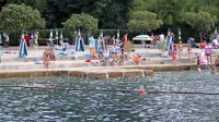 Kopališče Delfin ima nov  skalomet (v ospredju fotografije). Uredili 
so ga iz lokalnega kamna, peščenjaka, na katerem se nabira manj 
alg.    