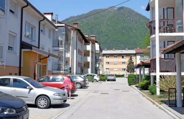 Ponudba stanovanj na trgu je skromna, čeprav jih  veliko ostaja  praznih. 