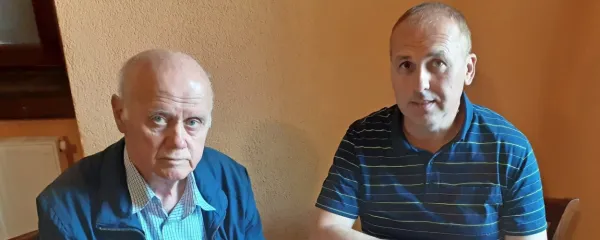 Alojz Fatur (levo) in Ivan Simčič med pregledovanjem zanimivih 
Čenarjevih listin