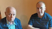 Alojz Fatur (levo) in Ivan Simčič med pregledovanjem zanimivih 
Čenarjevih listin