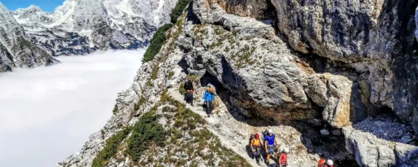Tudi vzpon na našo najvišjo goro postaja predvsem poleti vse bolj priljubljen (na fotografiji Tominškova pot na Triglav), 
tam sta ustrezna varovalna oprema, čelada, primerna obutev ter ostala oprema za dvodnevno turo nujna. 
