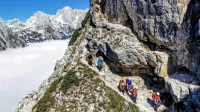 Tudi vzpon na našo najvišjo goro postaja predvsem poleti vse bolj priljubljen (na fotografiji Tominškova pot na Triglav), 
tam sta ustrezna varovalna oprema, čelada, primerna obutev ter ostala oprema za dvodnevno turo nujna. 