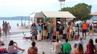  Predsinočnjim se je festival  na  Ukmarjevem trgu v Kopru začel z   duhovitimi  pesmimi  in  živahno  glasbo - seveda brez not! 