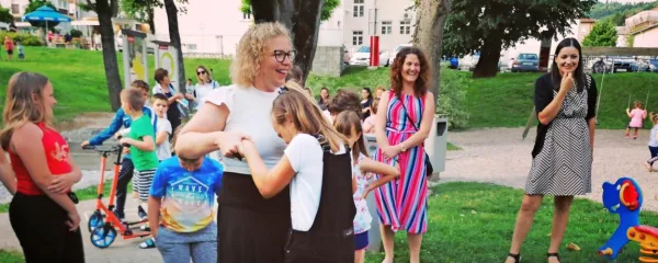 V študijskem krožku so obudili stare igre (na fotografiji igra Sneg 
gazit') in obenem poskrbeli za dodatne priložnosti za druženje in 
medsebojno, tudi medgeneracijsko povezovanje.